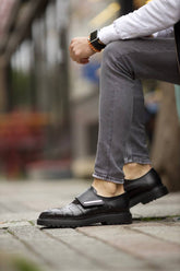 Stylish Leather Footwear: Classic Black Design
