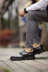 Stylish Leather Footwear: Classic Black Design