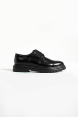 Elegant black leather formal derby shoes featuring a sleek design, sturdy lace-up closure, and durable rugged sole,