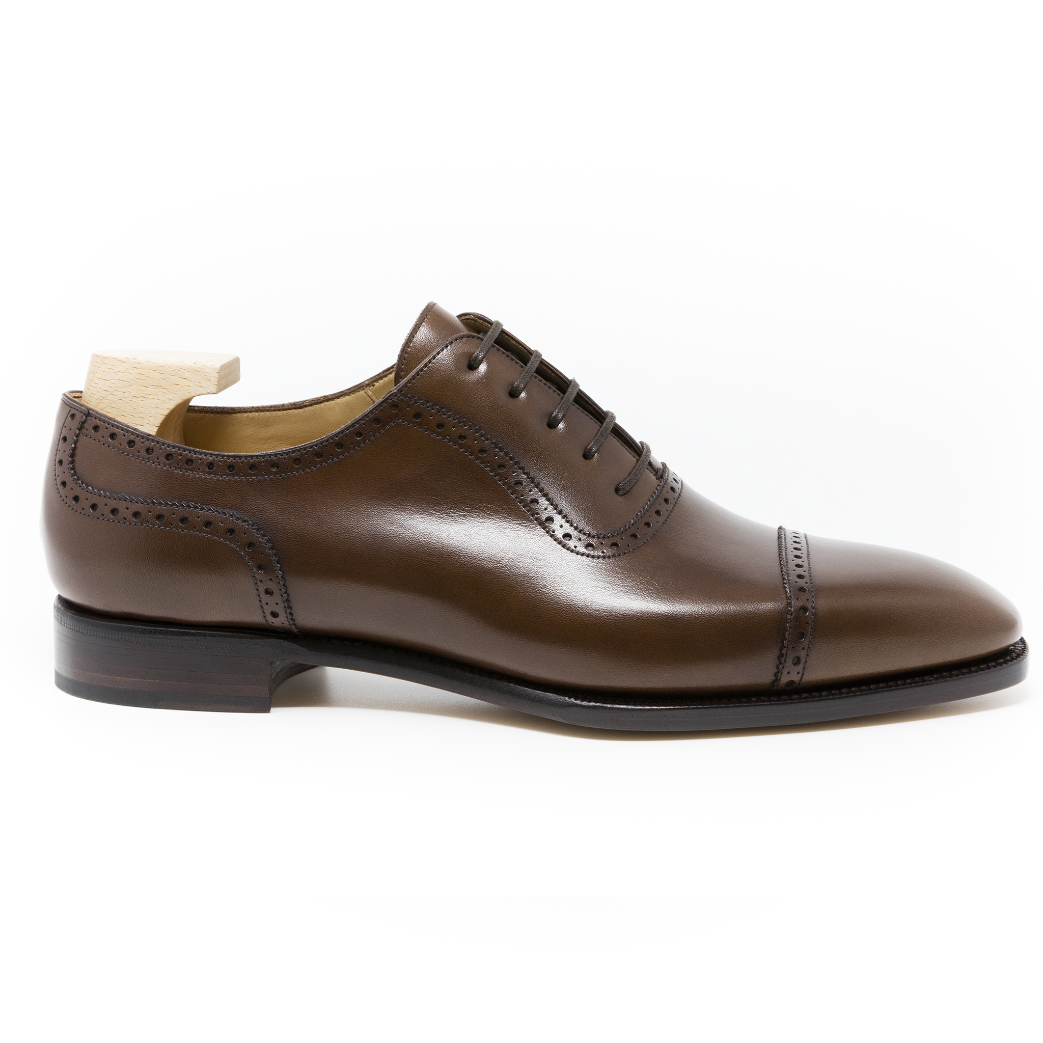 Victor Noir: Elegant Oxford Brown Leather Formal Shoes – Wingtip Detailing