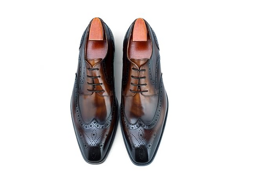 Elegant Brown Leather Wingtip Oxford Shoes with Wooden Shoe Trees For Men